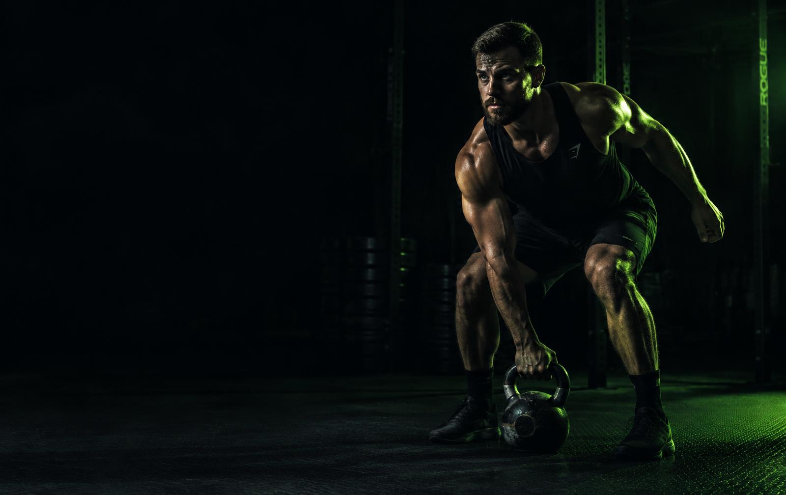 Atleta entrenando con kettlebell